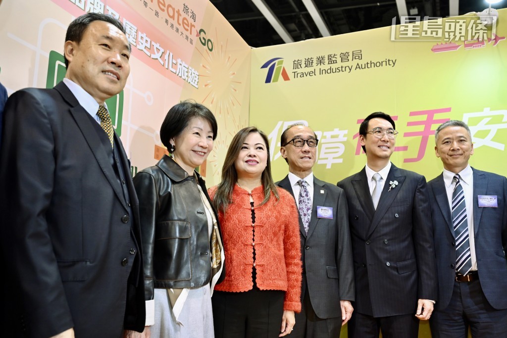 羅淑佩到展覽現場參觀。