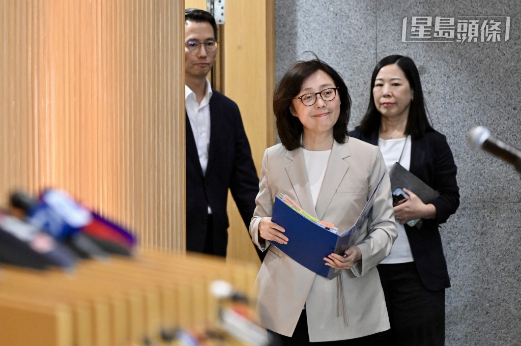 甯漢豪表示希望可在兩個月內物色到承建商接手受影響的公營房屋工程,料有關項目會延誤數個月落成。 甯漢豪表示希望可在兩個月內物色到承建商接手受影響的公營房屋工程,料有關項目會延誤數個月落成。