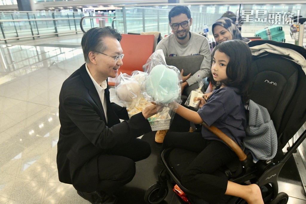 機管局向滯留旅客派棉花糖。盧江球攝