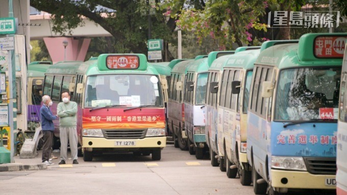 有小巴营办商称，公司首批来港的7名外劳已完成驾驶考试，当中6人合格，合格率逾8成半，对结果感满意。   资料图片