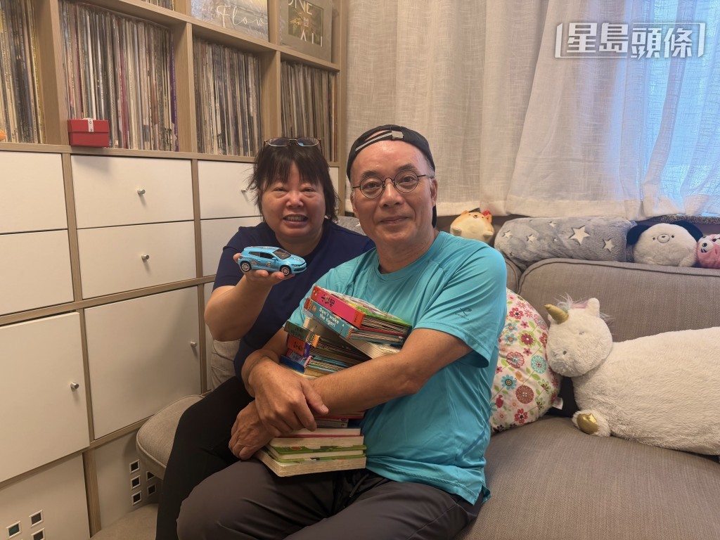 張生將愛車換成房車後,特意找來一架模型車作留念。 張生將愛車換成房車後,特意找來一架模型車作留念。
