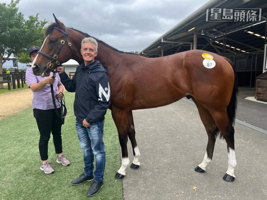 廖康鉻笑容燦爛，相信練者對此兩匹質新馬的前景充滿期待。
