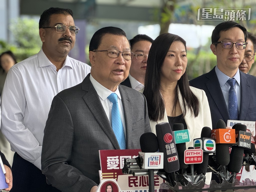 譚耀宗稱讚林琳在立法會表現出色。 譚耀宗稱讚林琳在立法會表現出色。