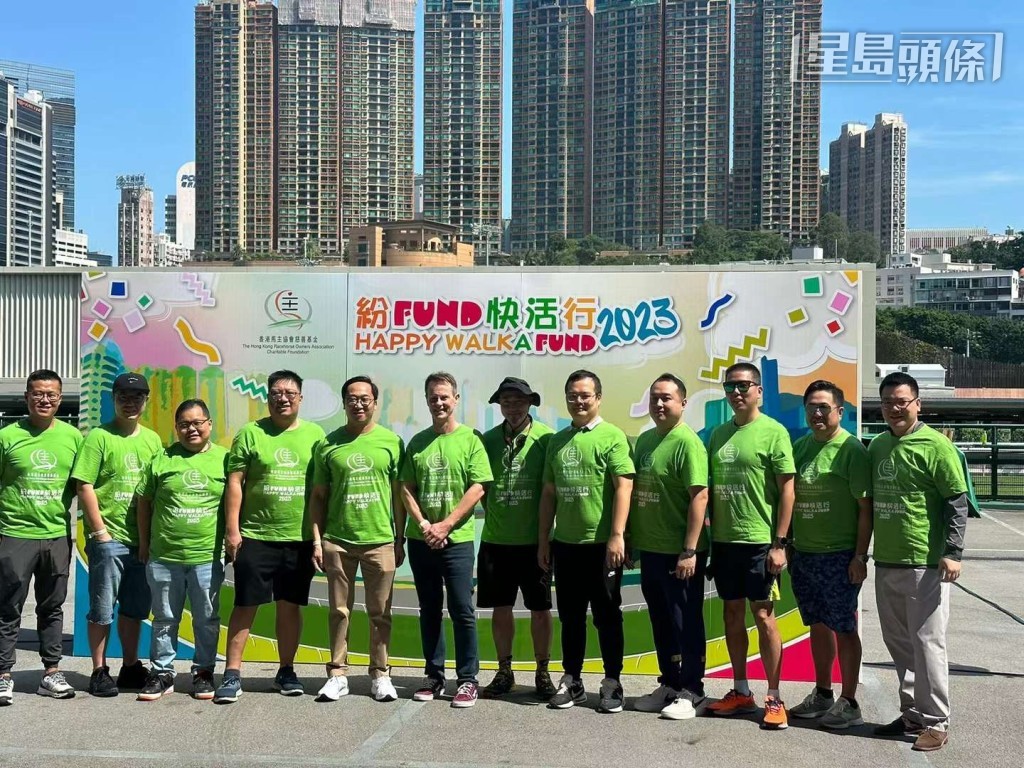羅揚駿(右六戴帽者)早前參與香港馬主協會慈善基金的步行籌款活動,是充滿善心的馬主。 羅揚駿(右六戴帽者)早前參與香港馬主協會慈善基金的步行籌款活動,是充滿善心的馬主。