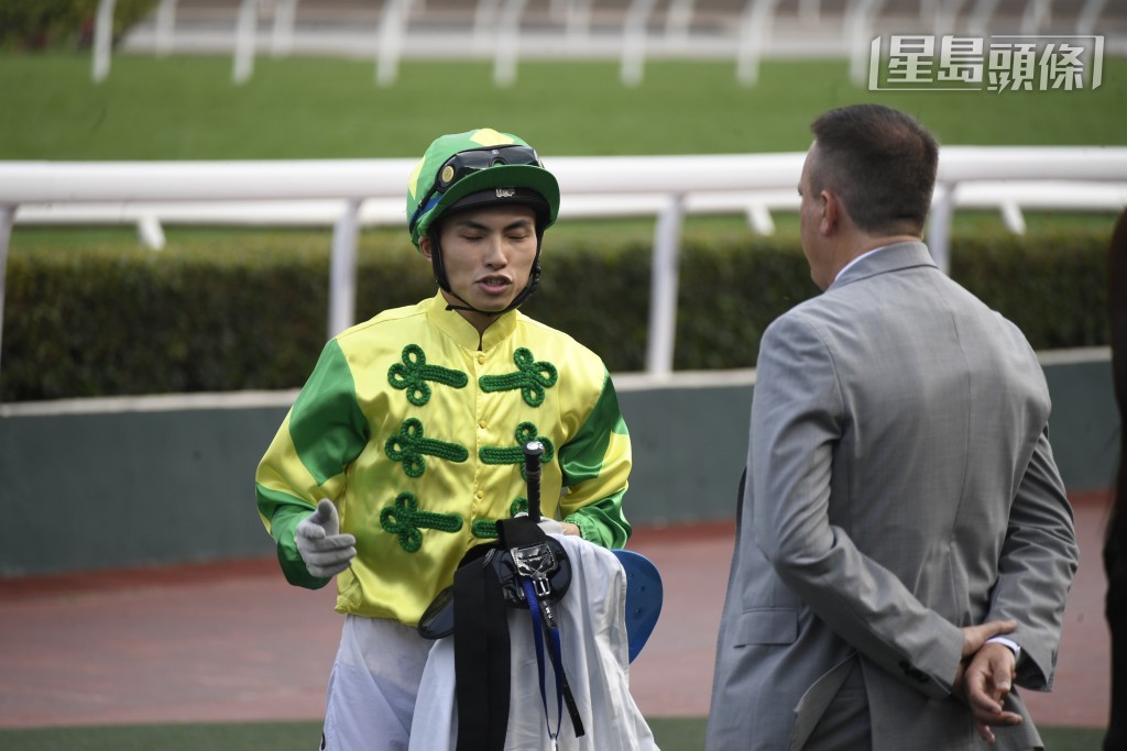 「春风万里」、「钛易揾」、「飞云」和「顺善宝」配黄智弘 (左)。