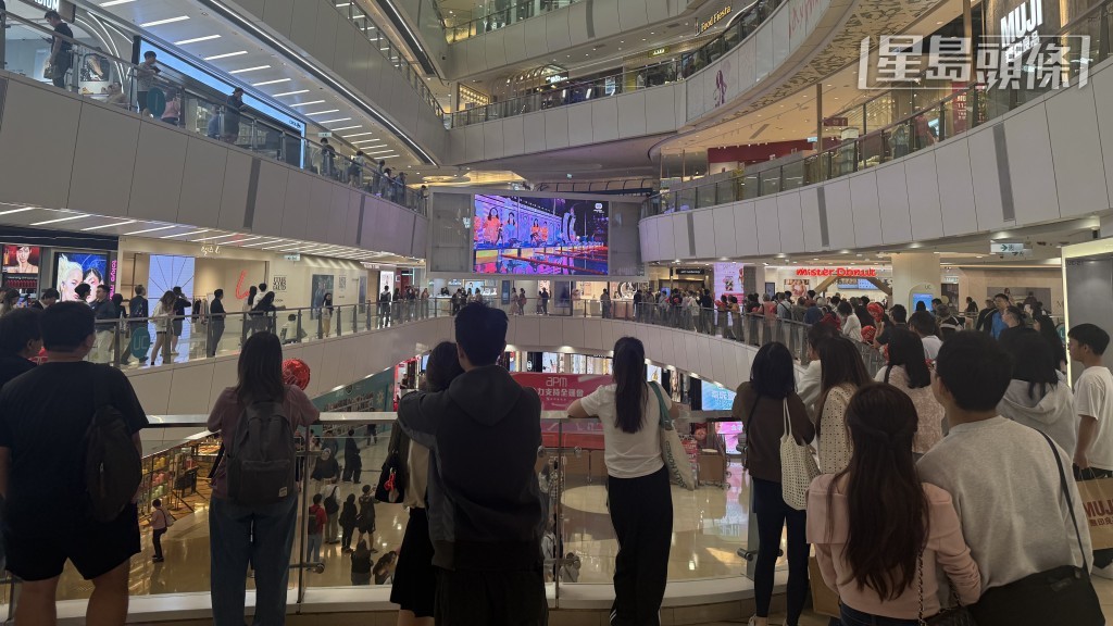 大批市民到商場觀看大屏幕的直播。 大批市民到商場觀看大屏幕的直播。