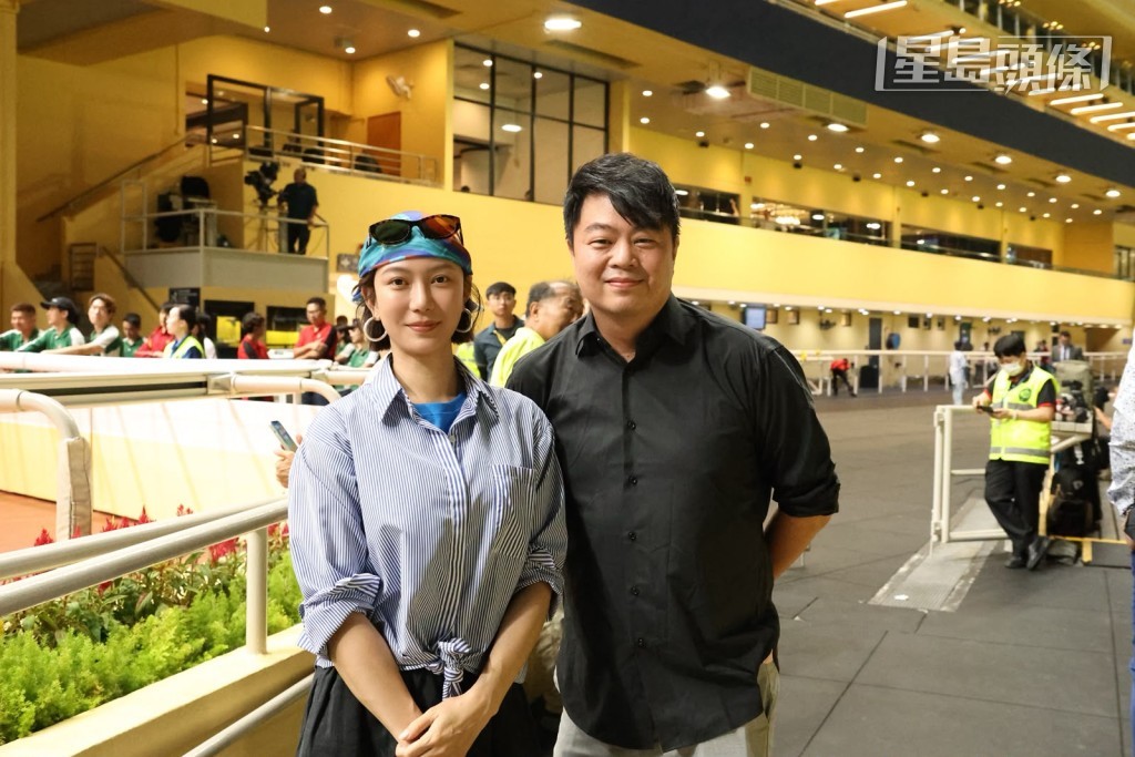 電影《超風》導演翁子光,今晚與片中女主角劉語喬等劇組人員,一同親臨跑馬地馬場觀賞賽事,感受馬場熱烈氣氛。 電影《超風》導演翁子光,今晚與片中女主角劉語喬等劇組人員,一同親臨跑馬地馬場觀賞賽事,感受馬場熱烈氣氛。