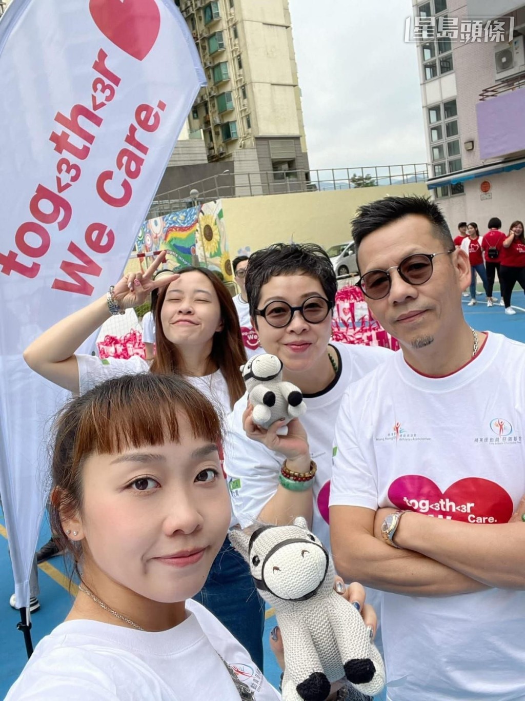 本地練馬師羅富全 (右) 今早前往沙田晨課督操,積極打點各駒操練和處理廏務後,中午立即和家人支持愛心送暖行動。 相片來源:羅富全Facebook 本地練馬師羅富全 (右) 今早前往沙田晨課督操,積極打點各駒操練和處理廏務後,中午立即和家人支持愛心送暖行動。 相片來源:羅富全Facebook