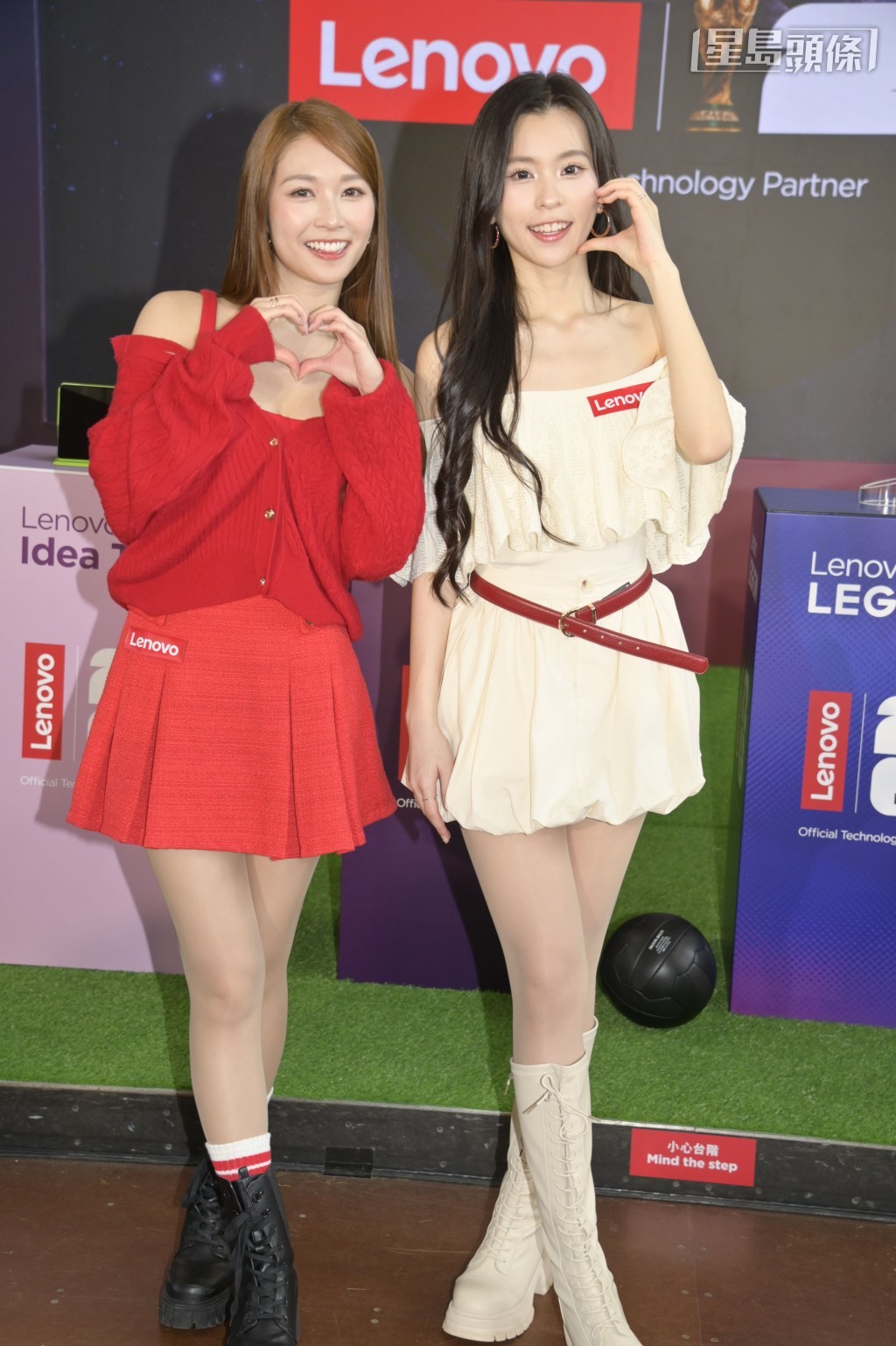 Lolly Talk成員阿妹、Yanny一齊出活動賺錢。