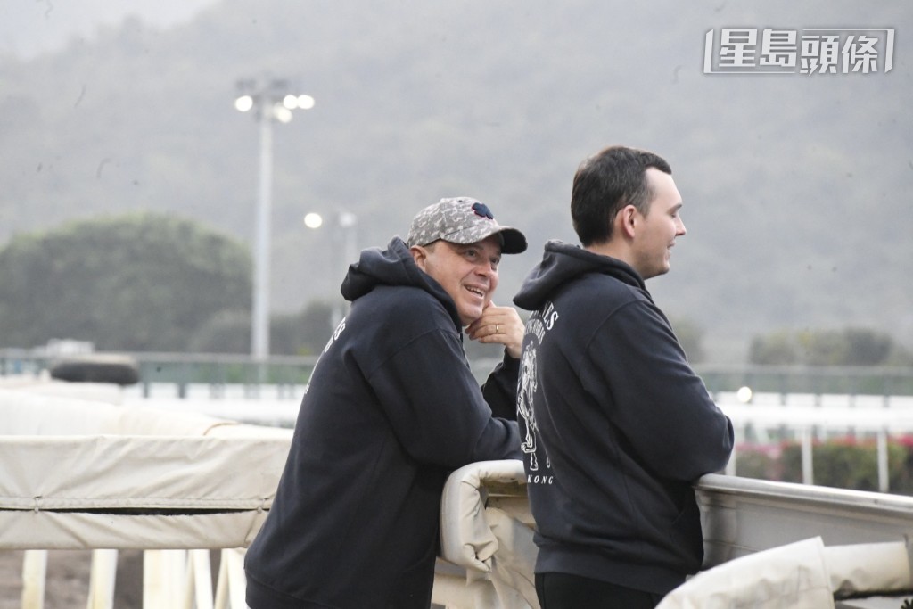 方氏兩父子逐一細心檢視旗下馬的操練，兩人有講有笑，氣氛融洽。