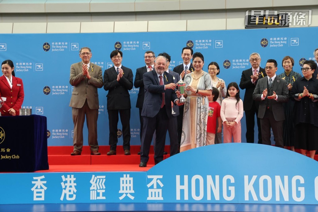 陈国泰和太太李妮刚捧走香港经典杯，养马运正旺。