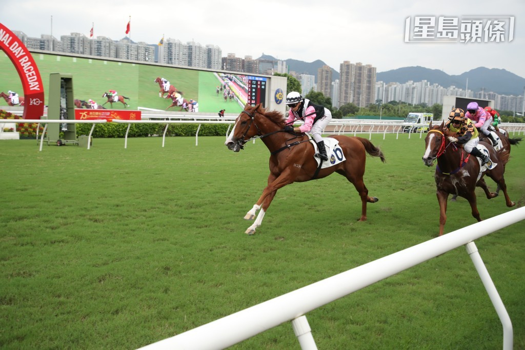 「美麗第一」在巴度約束下過終點。