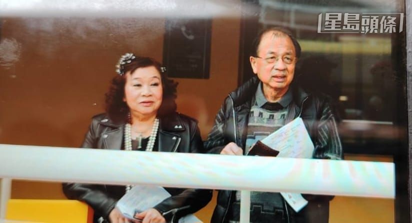 「皇帝」系馬主馮柏棟及其太太,專程來睇新血「皇帝英豪」試閘。 「皇帝」系馬主馮柏棟及其太太,專程來睇新血「皇帝英豪」試閘。