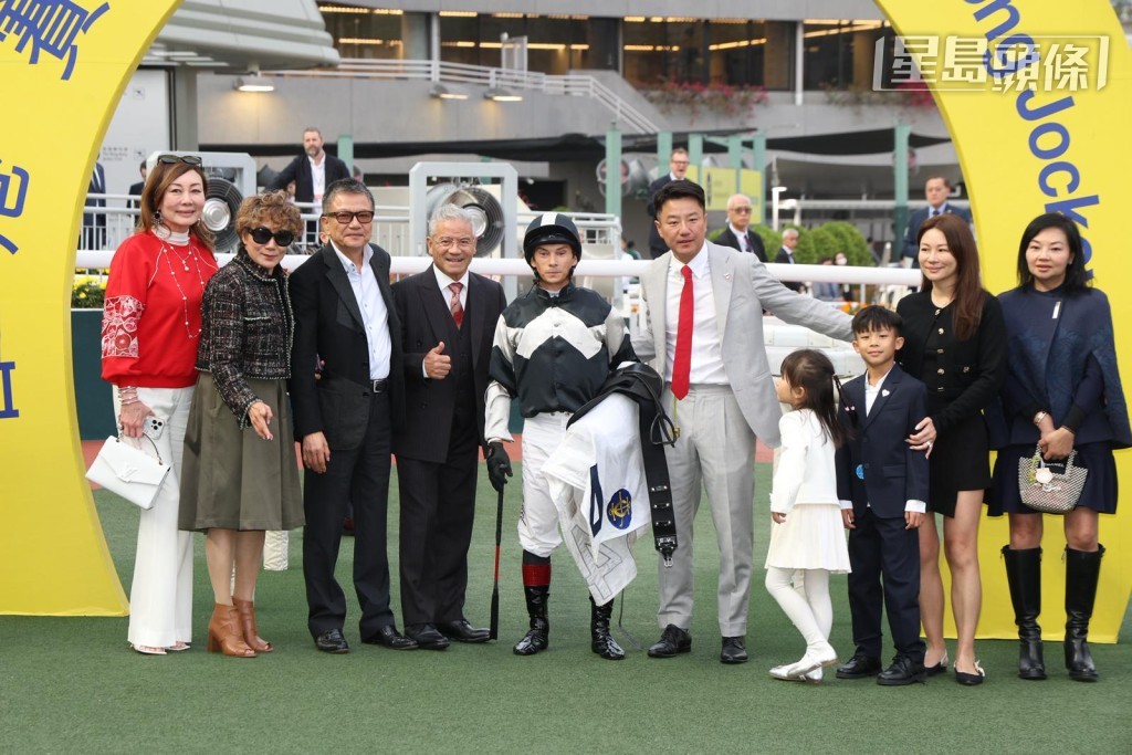 今日尾场三班千四米，由东厩久休复岀的「时时欢声」，在骑师巴度胯下一放到底赢马，大热门「绿野飞弛」跑第二，练马师告东尼亦以四十二分，成为练马师王冠军。