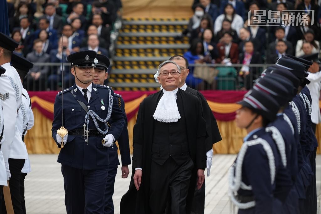 張舉能指法官的工張舉能指最近一輪區域法院法官招聘反應熱烈,寄望資深一輩更踴躍地申請成為高等法院法官。劉駿軒攝 張舉能指法官的工張舉能指最近一輪區域法院法官招聘反應熱烈,寄望資深一輩更踴躍地申請成為高等法院法官。劉駿軒攝