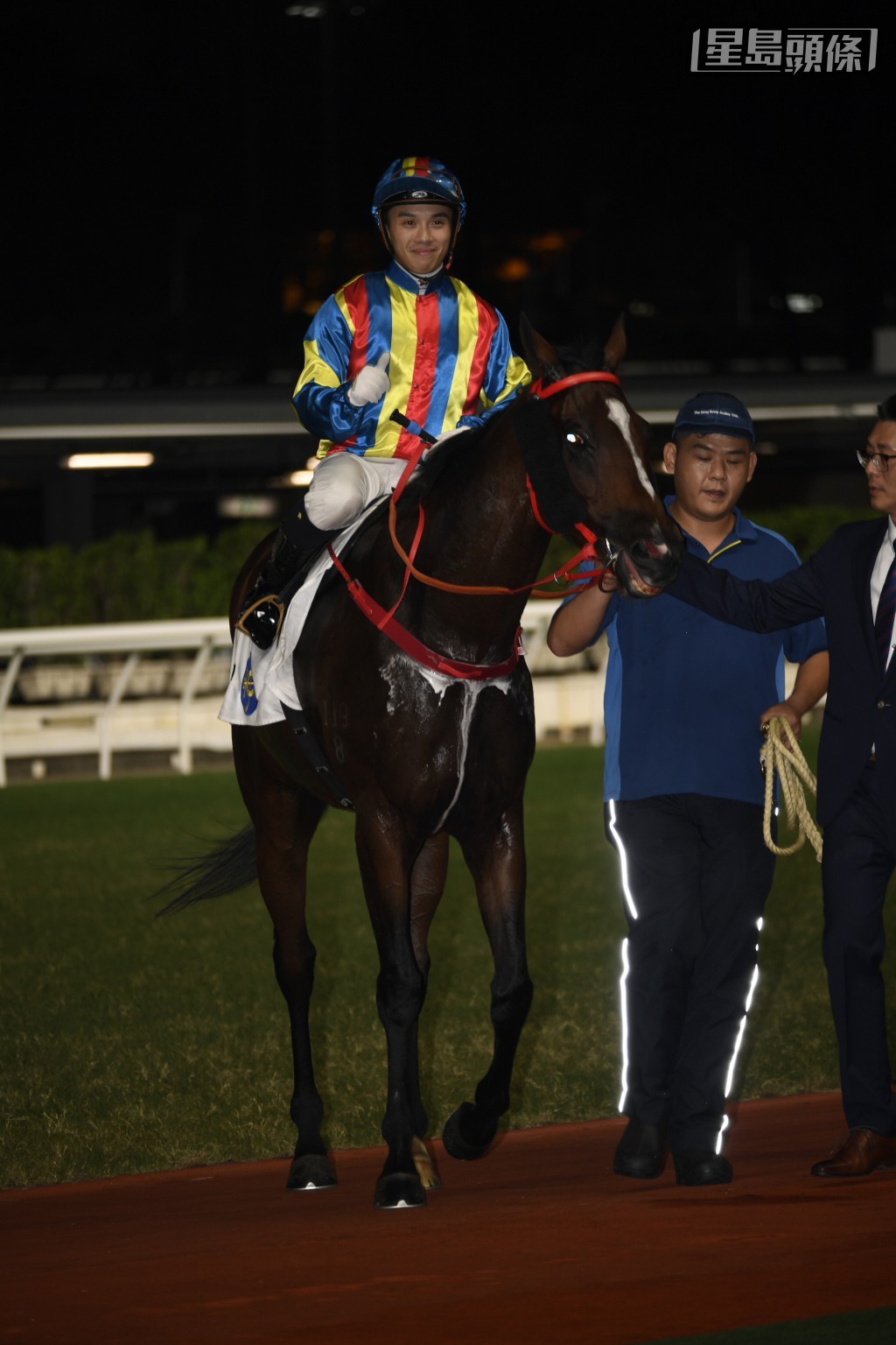 鍾易禮昨晚憑姚廄「鑽飾翱翔」和巫廄「天足貓」贏馬，另加一場亞軍，最終成為騎師王。