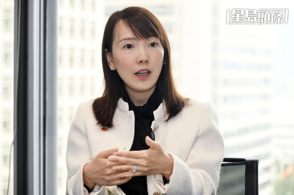 滙豐亞太區人力資源香港區主管鄭文婷表示,目前了傳統招聘渠道,亦考慮到新世代的習慣,正積在Linkedin、Instagram、小紅書等招募人才。 滙豐亞太區人力資源香港區主管鄭文婷表示,目前了傳統招聘渠道,亦考慮到新世代的習慣,正積在Linkedin、Instagram、小紅書等招募人才。
