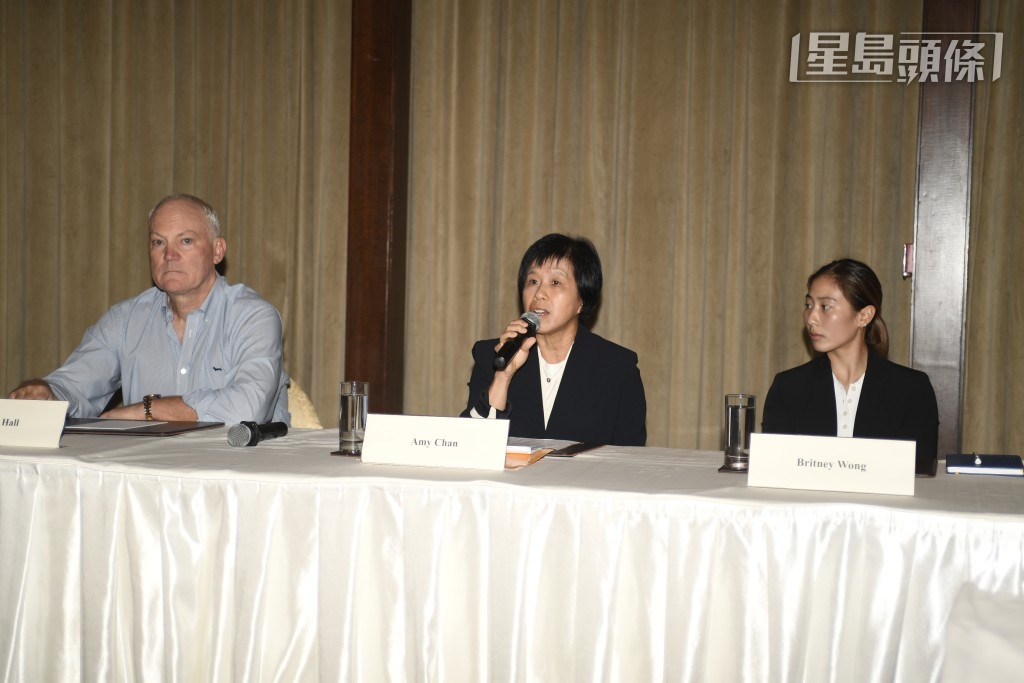 陳念慈 (中) 表示馬會致力培育賽馬人才，並為各種培訓計劃提供資源，鼓勵更多年輕人加入賽馬業。