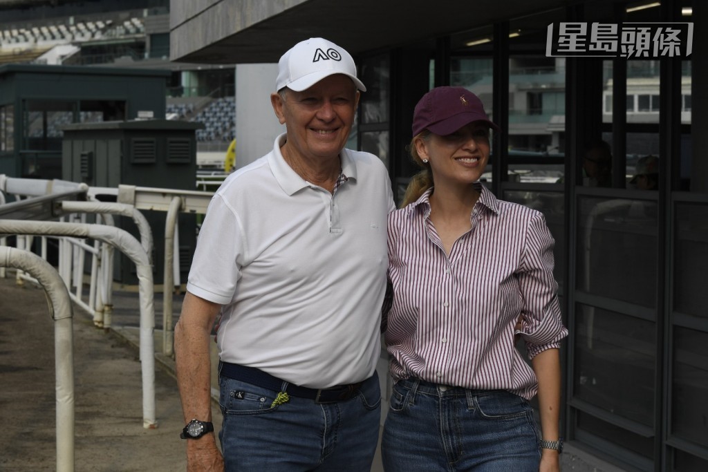 已荣休的殿堂级练马师大摩与女儿Caroline，今早亮相沙田晨操，观看马匹试闸。