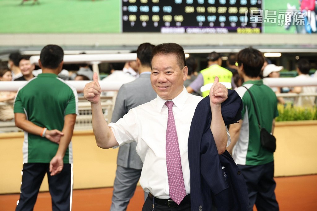 马主蔡茂腾过往受访时曾经表示,全靠文家良 (图) 对爱驹悉心的训练及照顾,对于马儿上季表现很满意。 马主蔡茂腾过往受访时曾经表示,全靠文家良 (图) 对爱驹悉心的训练及照顾,对于马儿上季表现很满意。