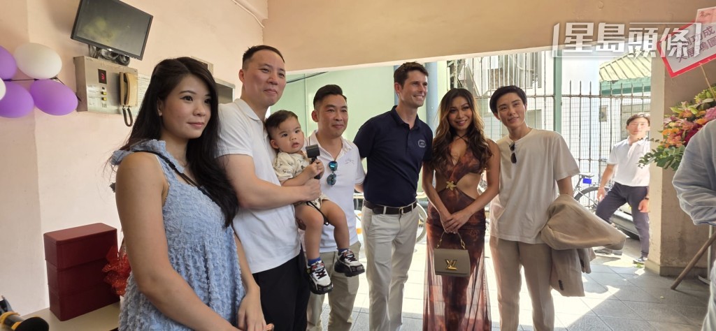 女馬主Michelle (右二) 則表示,目前她的團體馬養在廖廄,但與甘敏斯是好朋友,故到場支持。 女馬主Michelle (右二) 則表示,目前她的團體馬養在廖廄,但與甘敏斯是好朋友,故到場支持。