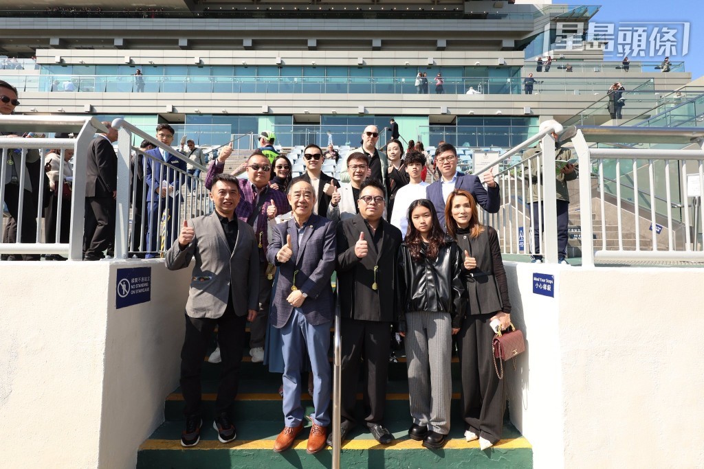 潘子聰醫生 (前排中) 今季已經在凱旋門拉了十次頭馬，認真羨煞旁人。