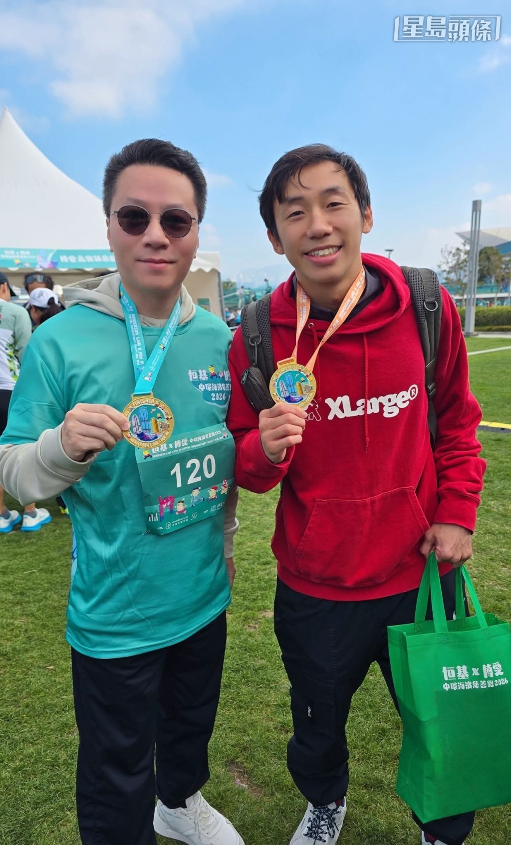 譚健業 (左) 巧遇香港首位職業西洋拳拳擊手曹星如 (右) ，兩人善心滿滿，希望幫助社會有需要人士，為慈善出一分力。相片來源：馬主譚健業Facebook