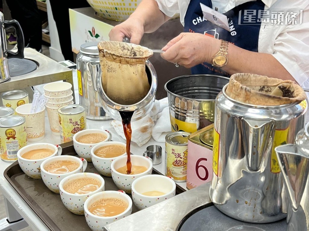 時間的掌握和茶奶調配的「黃金比例」,是一杯奶茶成功的關鍵。 時間的掌握和茶奶調配的「黃金比例」,是一杯奶茶成功的關鍵。