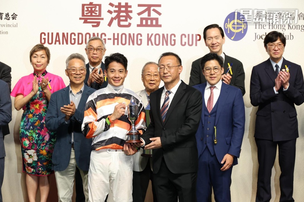 梁家俊多年来都默默耕耘,不断求进步,骑功愈见扎实,近来亦骑出信心。 梁家俊多年来都默默耕耘,不断求进步,骑功愈见扎实,近来亦骑出信心。