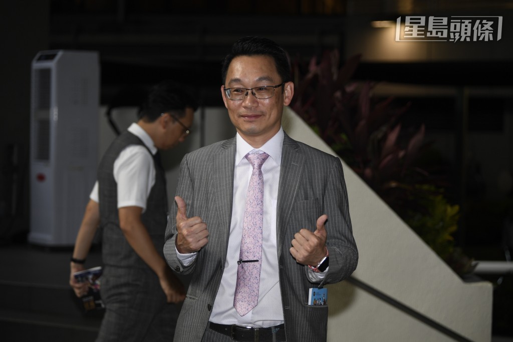 本地練馬師丁冠豪今季暫時累積6W，在港已經贏出第198場頭馬，差兩W就夠200大關，邁向從練的新里程碑。