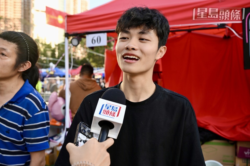 鄧先生表示，今年氣溫較高，「最多人買冰糖葫蘆和冰凍芒果消暑」。為了吸客，他們由25元減價至10元一串冰糖葫蘆。