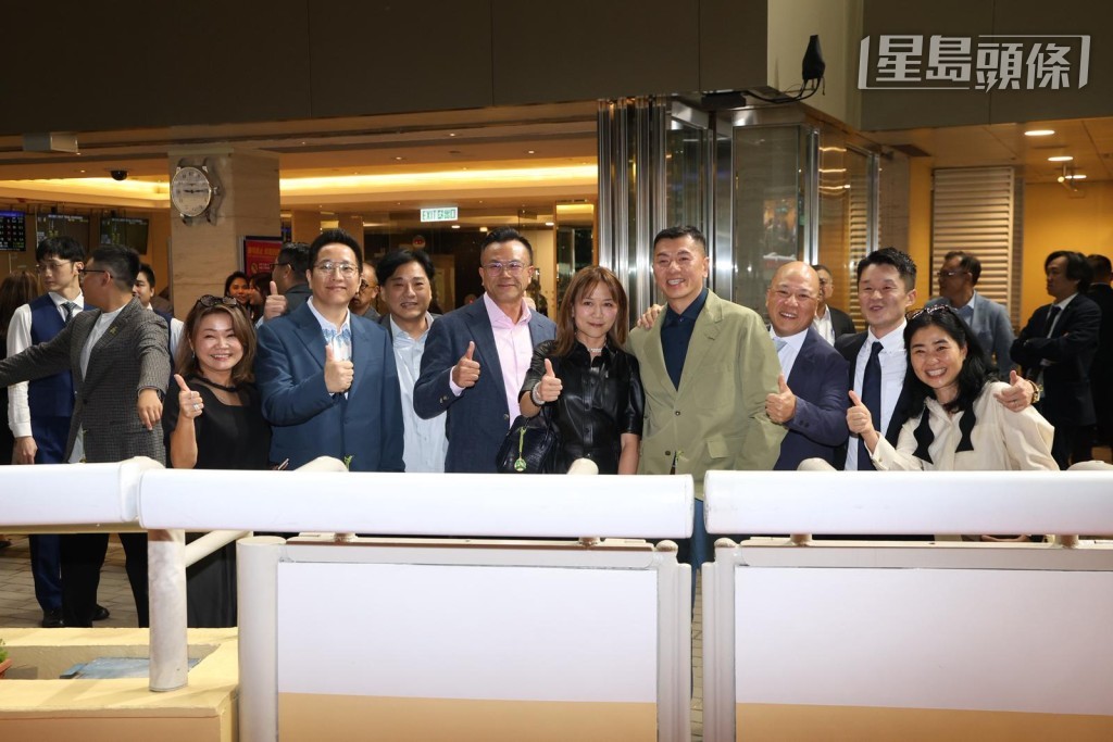 張氏伉儷 (右四及五) 在港養過不少馬,包括曾經為港爭光揚威卡塔爾的兩屆香港最佳長途馬王「將王」。 張氏伉儷 (右四及五) 在港養過不少馬,包括曾經為港爭光揚威卡塔爾的兩屆香港最佳長途馬王「將王」。