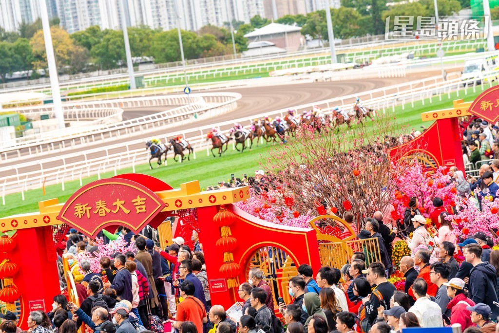 沙田马场公众席广场特设两匹4米高的骏马艺术雕塑,供入场观众观赏,同场设有巨型风车阵及桃花阵,让市民打卡。 沙田马场公众席广场特设两匹4米高的骏马艺术雕塑,供入场观众观赏,同场设有巨型风车阵及桃花阵,让市民打卡。