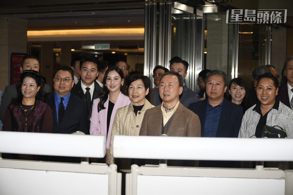 馬圈靚女馬主鄧仿淇和家人都有養馬，鄧氏一家人目前養有「自動自覺」、「時間寶」和「日出東方」等駒。