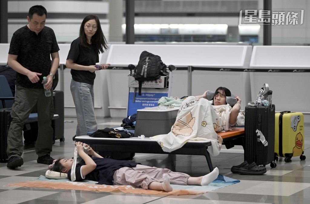 不少旅客在機場等候。
