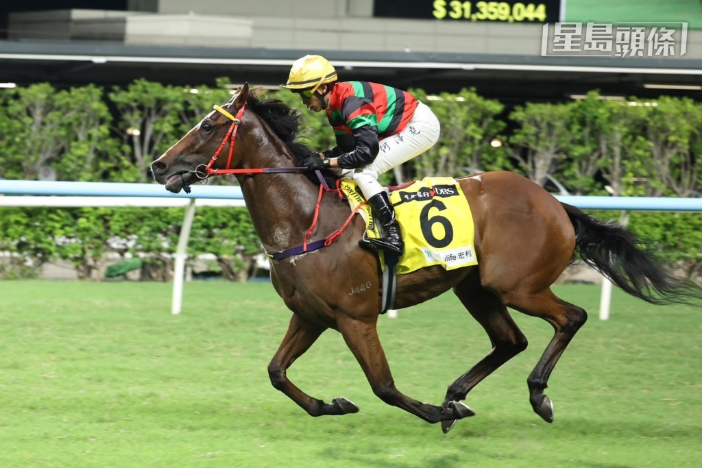 人逢喜事精神爽,周三晚谷戰何澤堯卜定不少實力坐騎,包括新勝馬「極光之子」、「長勝隊長」、「將義」(圖) 等。 人逢喜事精神爽,周三晚谷戰何澤堯卜定不少實力坐騎,包括新勝馬「極光之子」、「長勝隊長」、「將義」(圖) 等。
