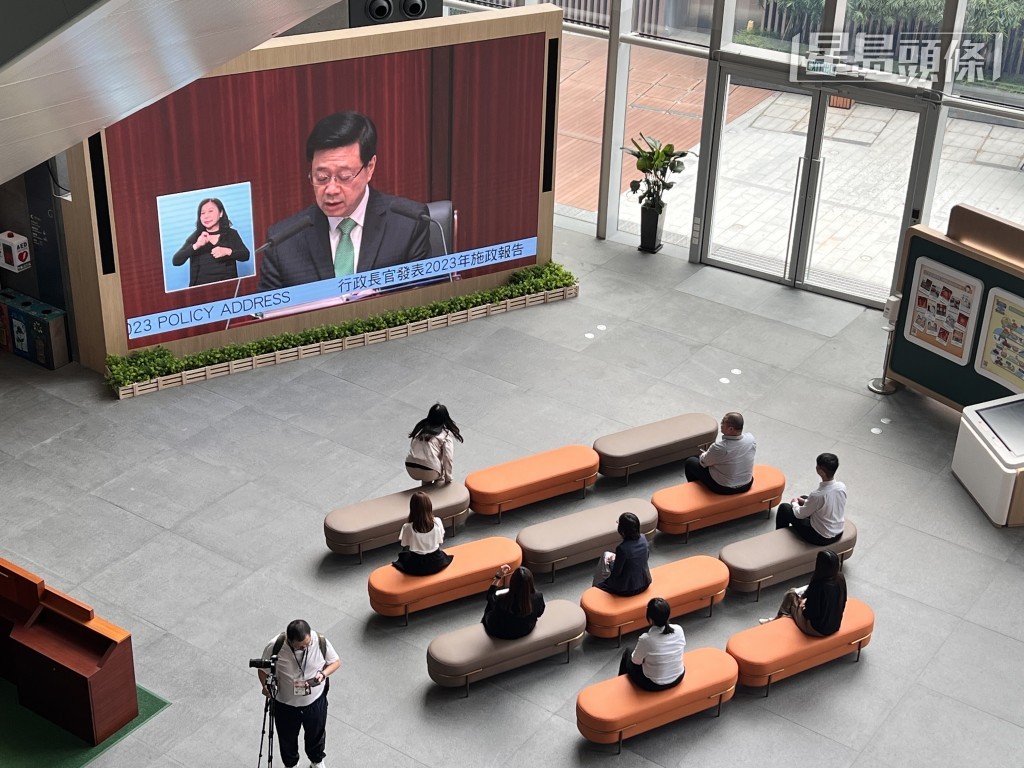 立法會大樓地下大堂新設的大型LED高清屏幕首次直播李家超宣讀《施政報告》。郭詠欣攝