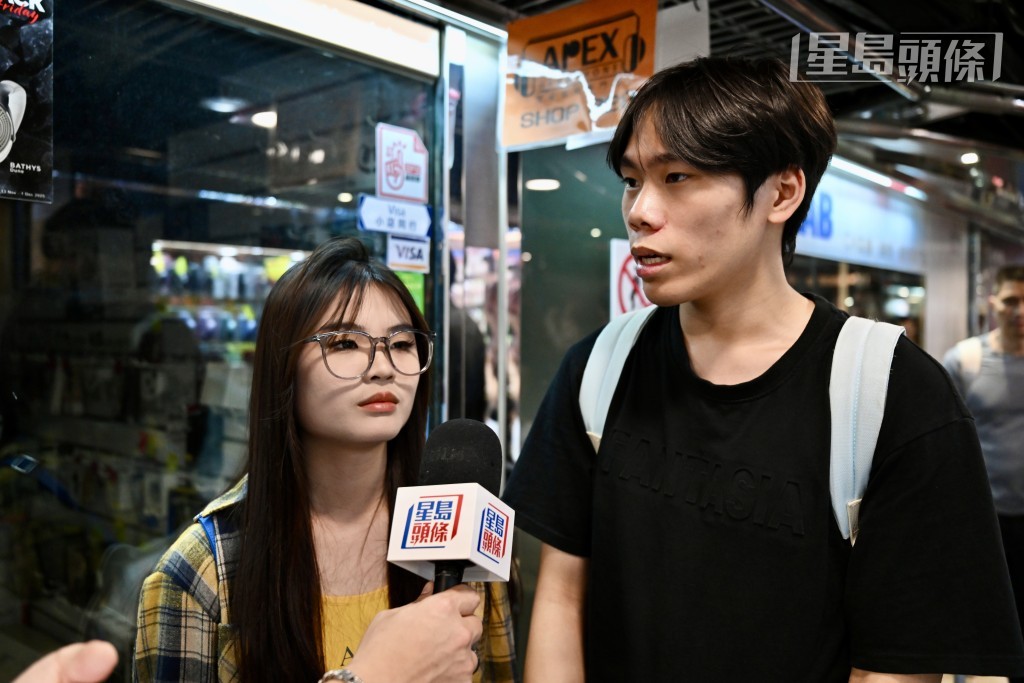 廣東情侶聶先生和王小姐亦表示，趁着一日遊機會來港購買相紙。
