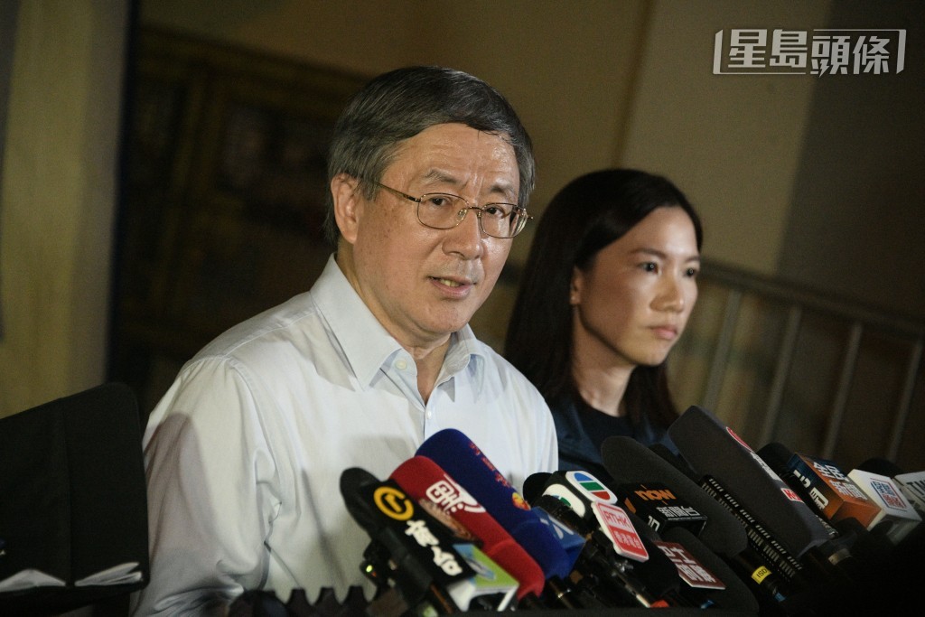 卓永興表示,今日開放宏新閣10個樓層供居民執拾,秩序良好,整體運作大致暢順。 卓永興表示,今日開放宏新閣10個樓層供居民執拾,秩序良好,整體運作大致暢順。