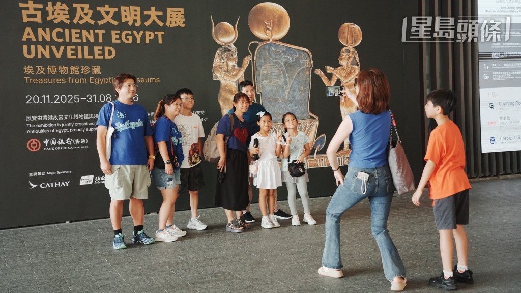 西九文化區兩間博物館——香港故宮文化博物館及M+博物館推出免費開放活動，吸引大批市民一家大小入場參觀。