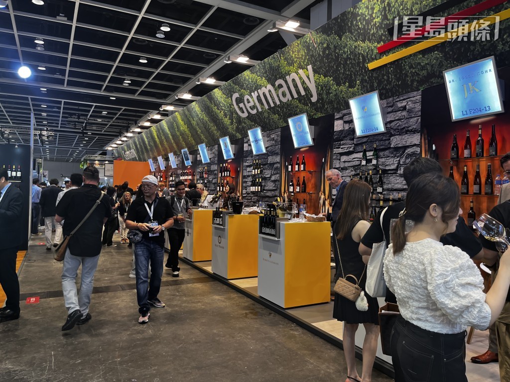 「Vinexpo Asia」一連三日於香港會議展覽中心舉行,吸引38個國家的參展商參加。 「Vinexpo Asia」一連三日於香港會議展覽中心舉行,吸引38個國家的參展商參加。