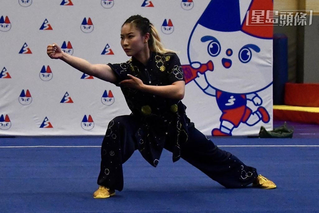 港队由武术运动员沈晓榆及篮球新星杨博文共同带领进场 港队由武术运动员沈晓榆及篮球新星杨博文共同带领进场