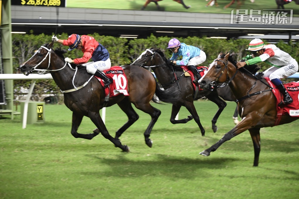 何猷亨名下的「爆笑」(10號) 周三出爭第九場賽事，上場跑第四接近，今場排四檔有利。