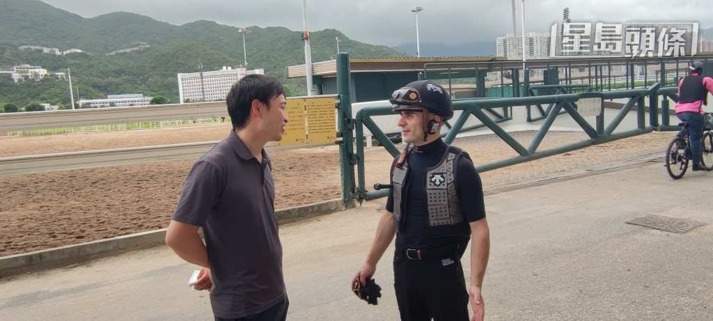 橋田宜長 (左) 和不少騎師都相當稔熟，所以今早遇到艾兆禮 (右) ，便立即駐足密斟一番。