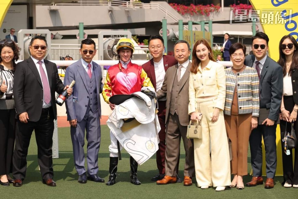 「時間寶」馬主鄧明 (右五) 是靚女馬主鄧仿淇 (右四) 的爸爸，馬兒上場跑得第四名，鄧仿淇也有入場為爸爸的愛駒打氣。