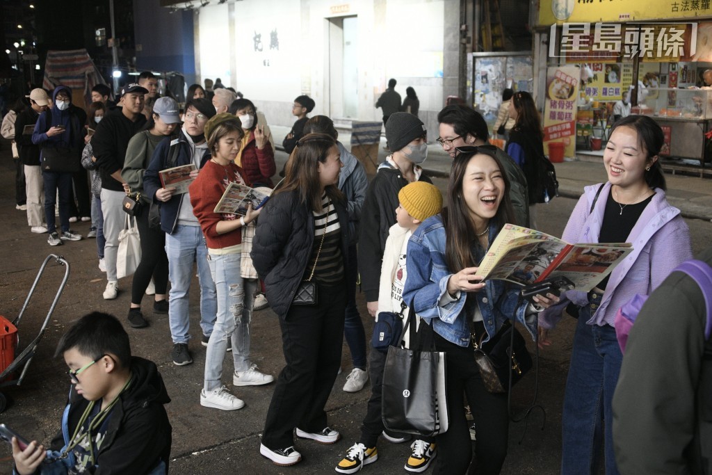 油麻地廟街的一間煲仔飯店大排長龍。陳浩元攝