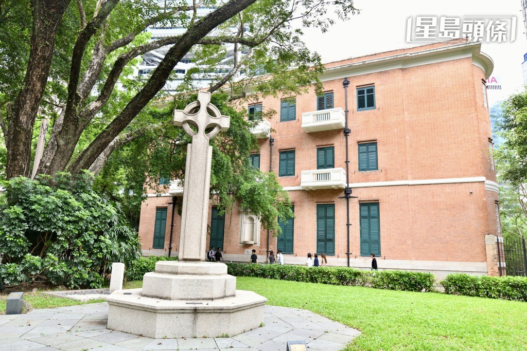 法国传道会大楼亦吸引不少内地游客前来“打卡”。