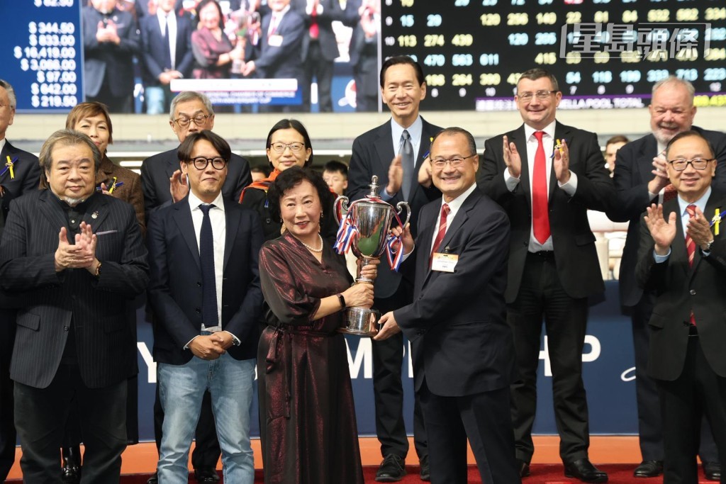 據悉馬主林雪芸 (左捧盃) 透露原本想讓愛駒「都靈勇士」上場贏馬後便光榮退役。