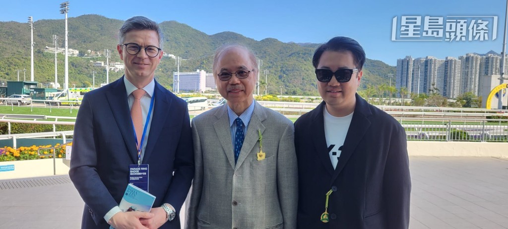  上周日英国练马师韦利安（左）入马场欣赏赛事，与「安」系马主王忠秣与儿子王贤讯合照留念。