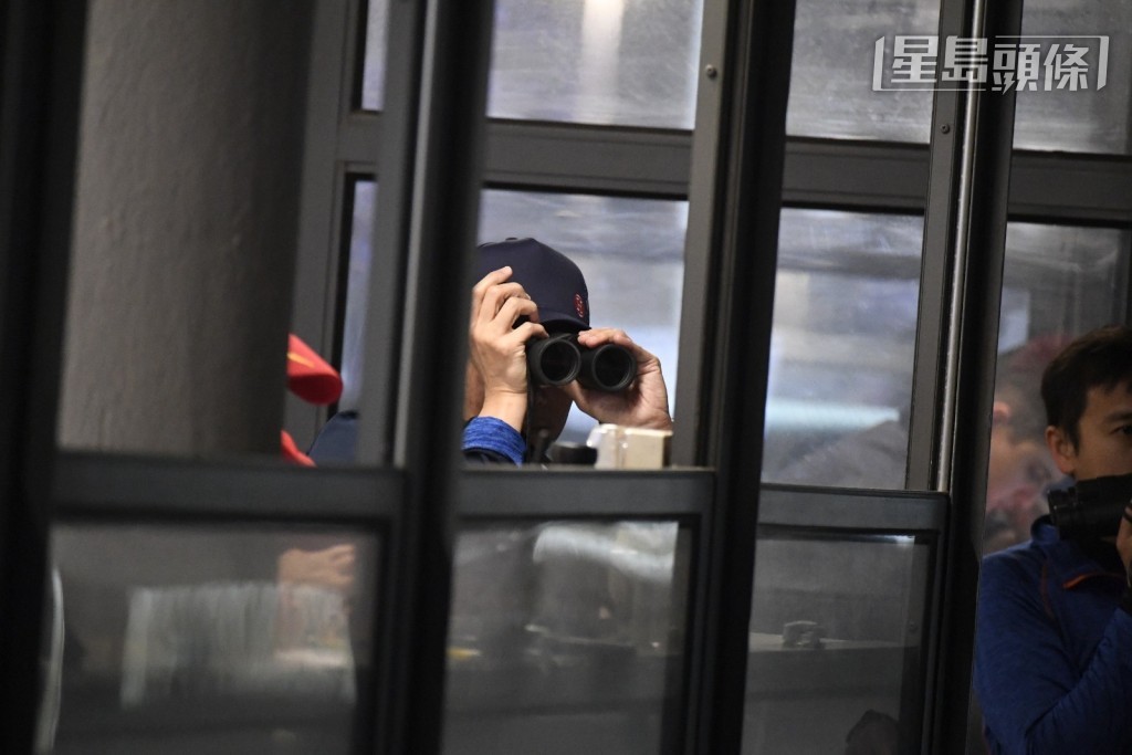 周日沙田赛事，第五场四班一千米的丁厩「幸运二十」（K392)，今早由霍宏声主操，丁冠豪 (图) 全程紧张地检视整个过程。